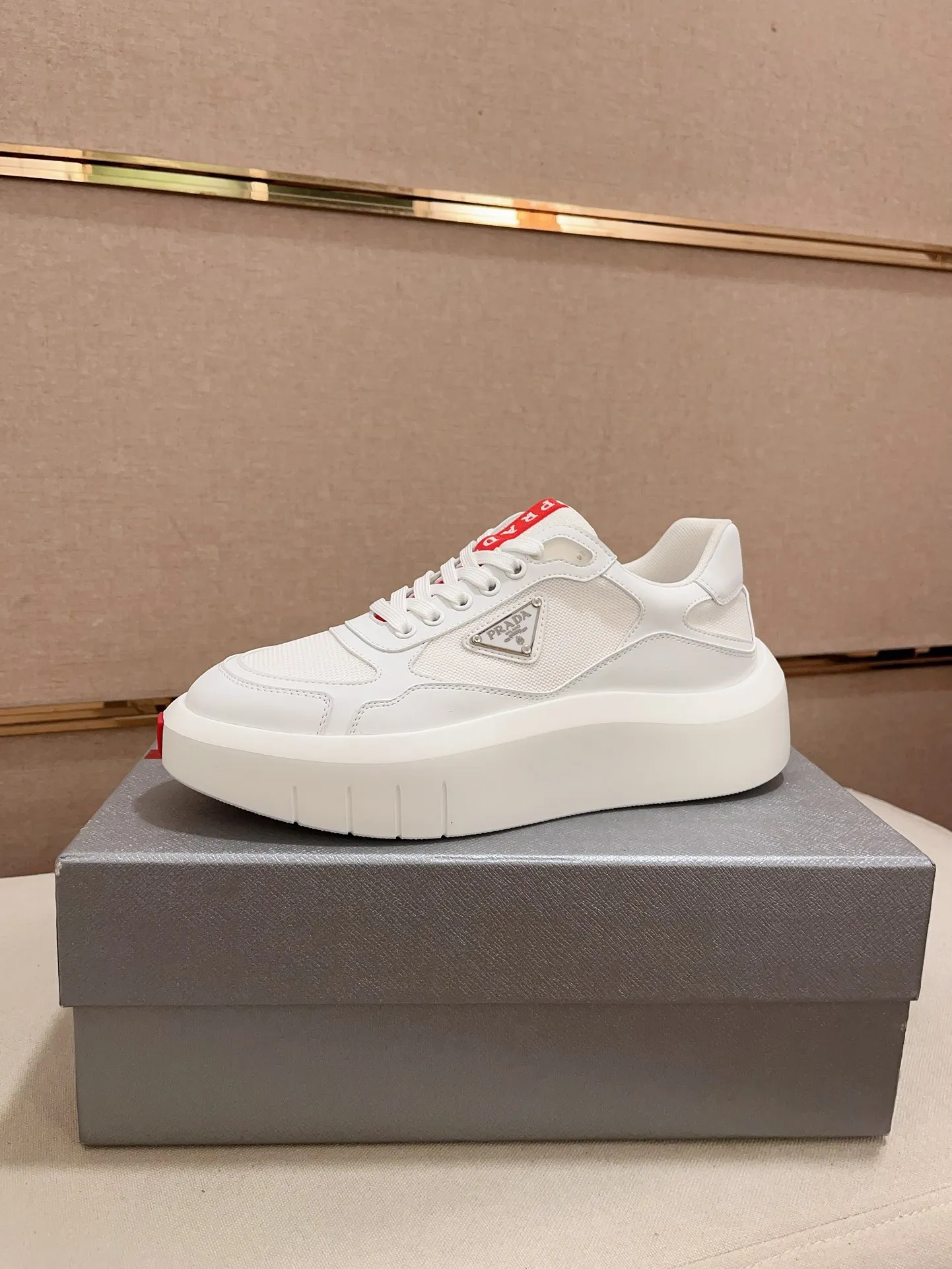 Factory price 620💰 ✔️✔️✔️Higher version High-quality new PRADA (Prada) counters are launched simultaneously. New men's shoes and 😘fabric are made of high-tech glue-spraying technology. Lining: Full cowhide lining. 👍🏿 High-end ☄️ air-cushion molded anti-slip rubber outsole, exquisite lines, simple and elegant, comfortable and high-end for leisure travel. Code number: 38 to 45 (can be customized to 46 to 47, non-refundable)